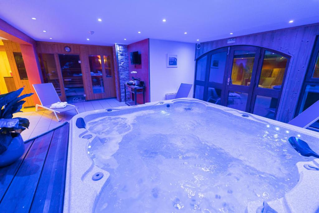 a jacuzzi tub in a large room with at ALPAZUR Val Cenis in Lanslebourg-Mont-Cenis