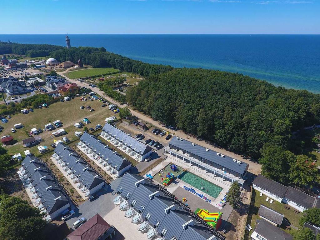 an aerial view of a resort near the ocean at Apartamenty przy Latarni in Niechorze