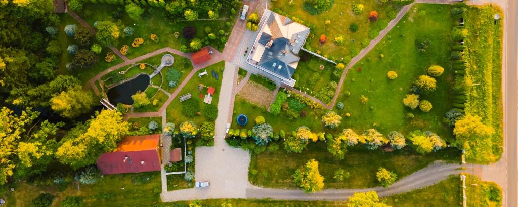 una vista aérea de una casa con patio en Chata Baby Jagi, en Krzywe