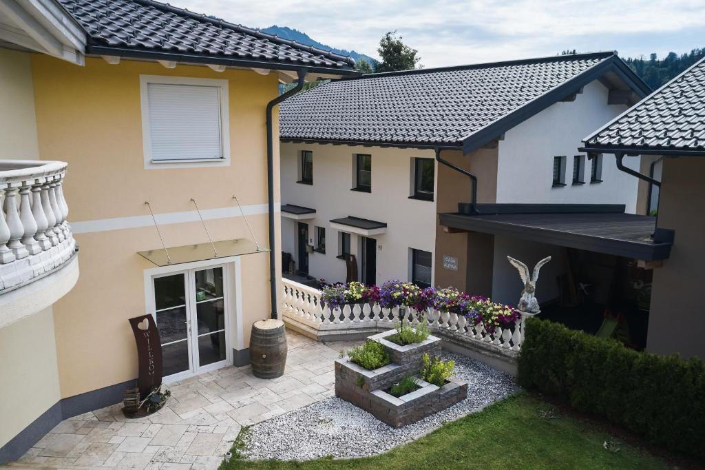 Blick auf den Innenhof eines Hauses in der Unterkunft Casa Alpina in Goldegg