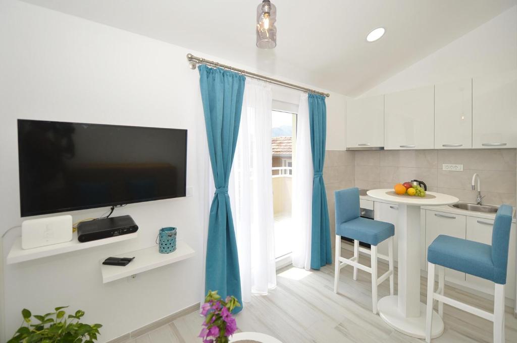 TV a/nebo společenská místnost v ubytování J & P Apartments Orahovac