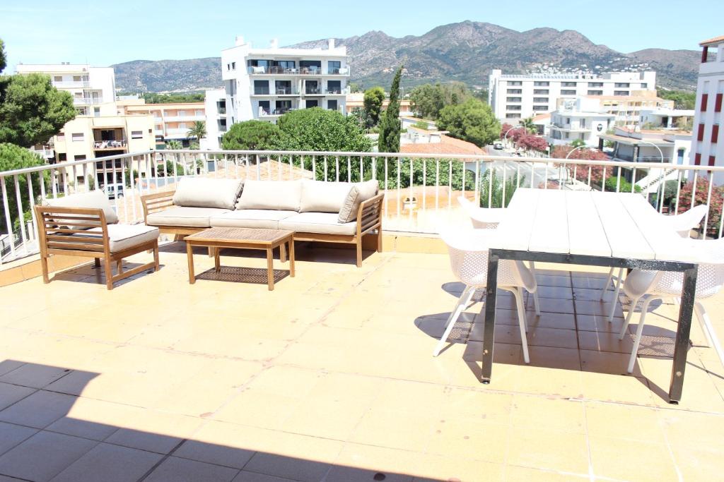 Фотография из галереи Beautiful loft, huge sunny terrace, view over the beach and sea в городе Росас