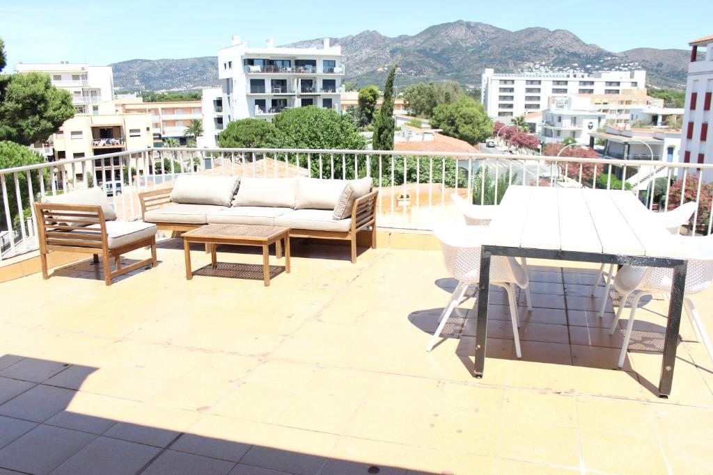 Beautiful loft, huge sunny terrace, view over the beach and sea