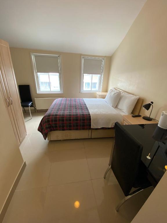 1 dormitorio con 1 cama y TV. en Seven Dials Studio en Londres