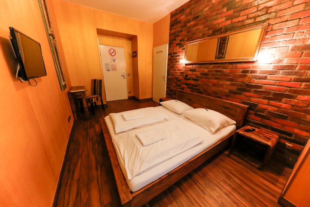 A television and/or entertainment centre at Do Step Inn Home - Hotel & Hostel
