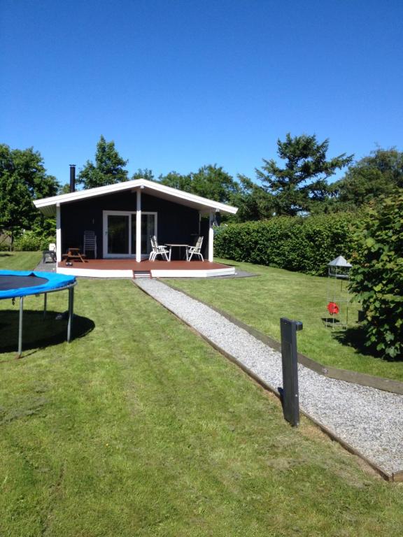 Casa pequeña con piscina y mesa en cottage close to Hasmark beach 150m, en Otterup