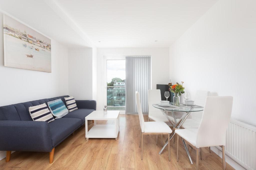 a living room with a couch and a table at Skyvillion - COZY APARTMENTS in Enfield Town With Free Parking & Wifi in Enfield