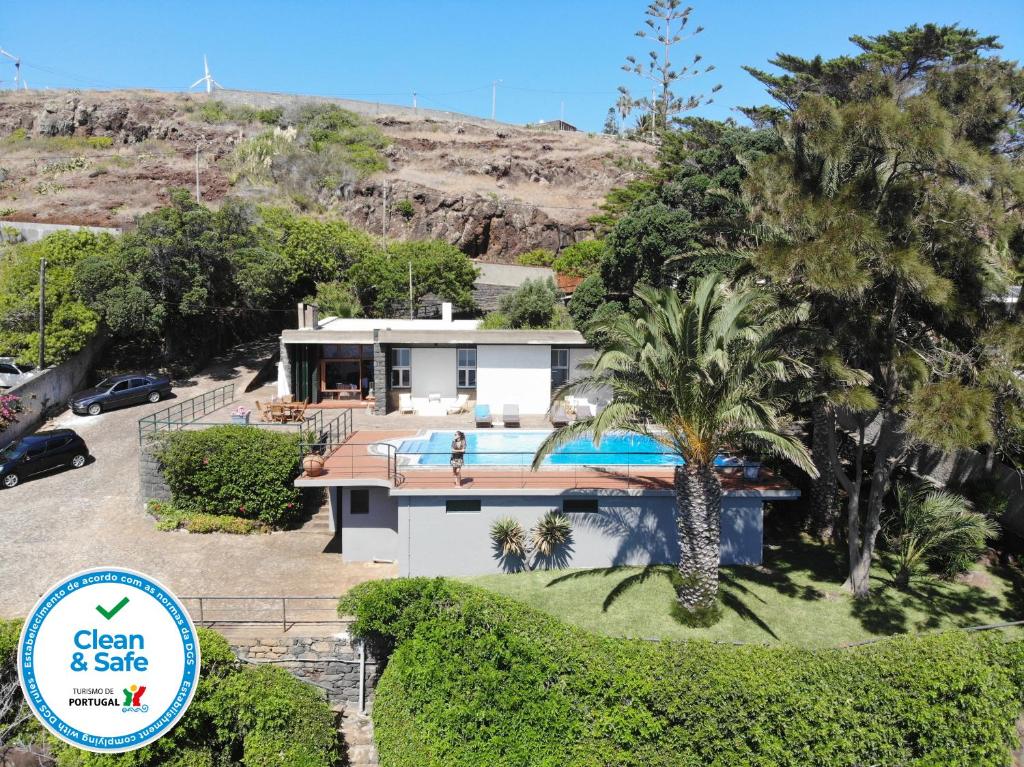 カニサルにあるSenhora do Mar - Gorgeous Villa with pool and private sea accessのスイミングプール付きの家屋の空中ビュー