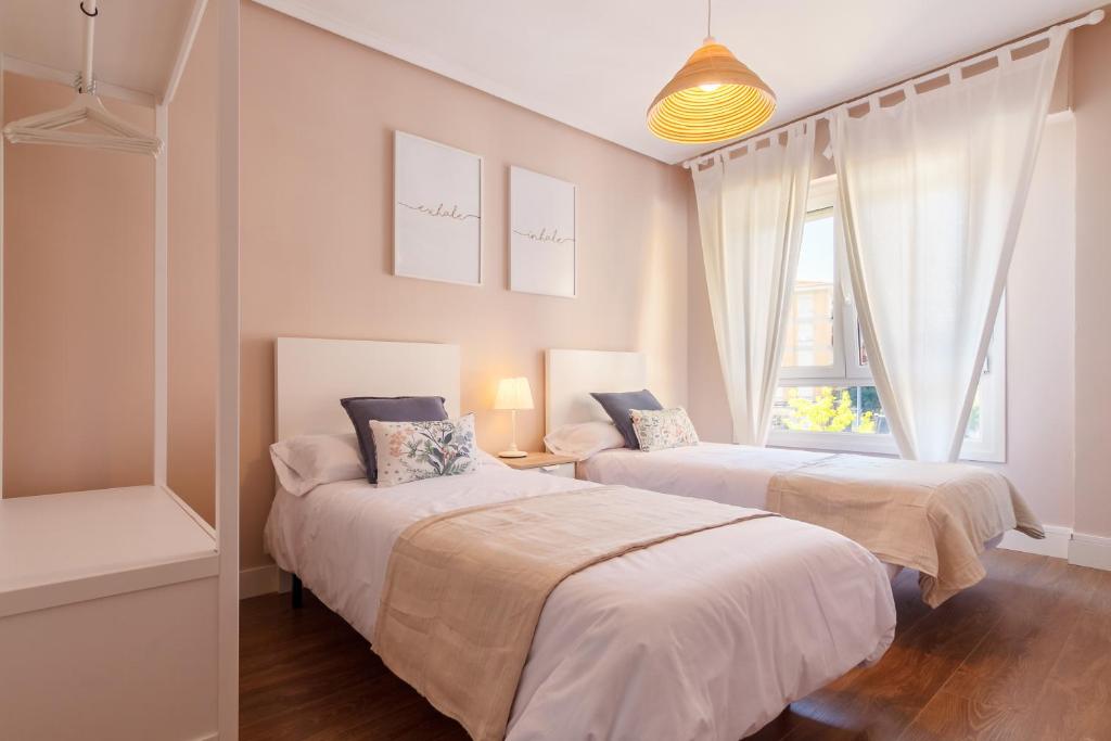 Cómodo y Luminoso a 5 min de la Playa - Apartamento De Tres Habitaciones