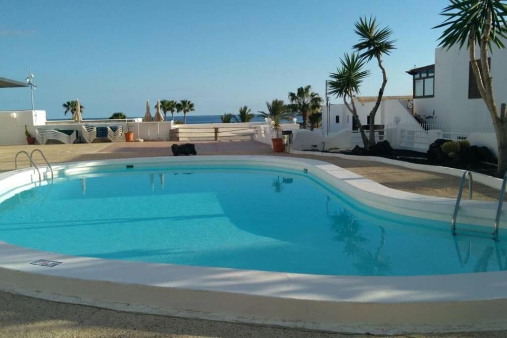 Bazén v ubytování Los Arcos 304, Puerto del Carmen Lanzarote nebo v jeho okolí