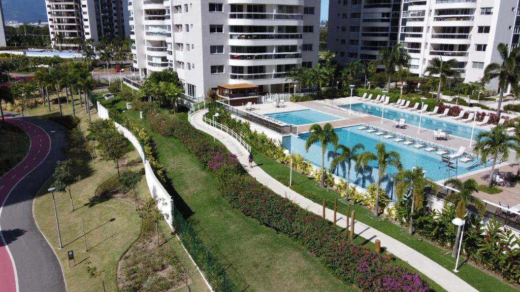 an aerial view of a resort with a swimming pool at QUARTO EM CONDOMINIO DE LUXO NA BARRA DA TIJUCA in Rio de Janeiro