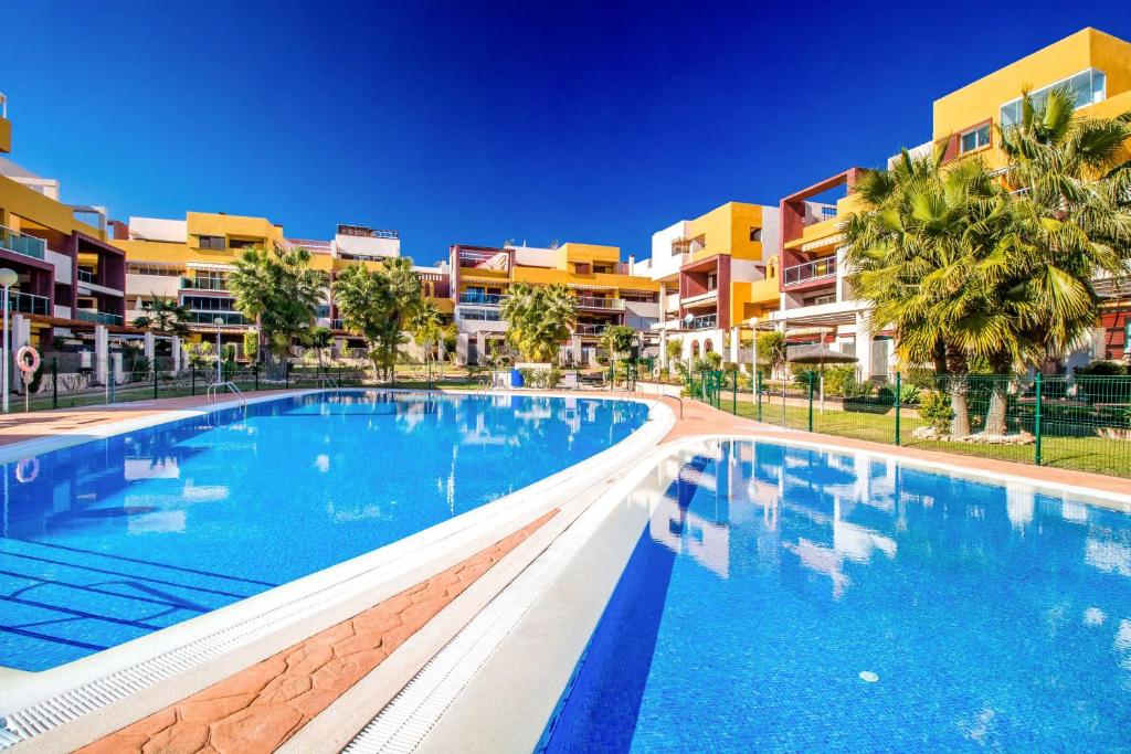 een groot zwembad voor sommige appartementsgebouwen bij Espanatour ELVIRA in Orihuela-Costa