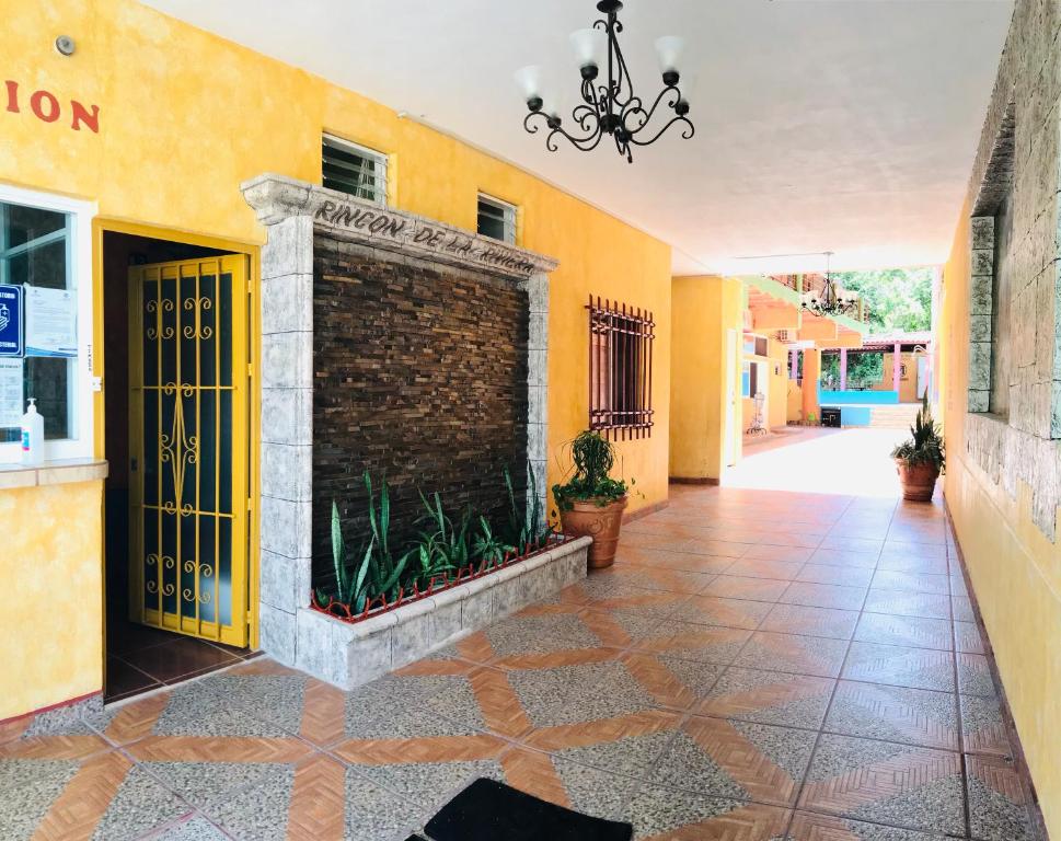 een hal van een gebouw met een bakstenen muur bij Bungalows El Rincon de La Riviera in Rincon de Guayabitos