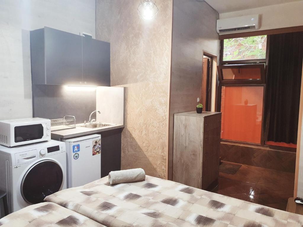 een kleine keuken met een wasmachine en een wastafel bij Студио Теа 2 in Sliven
