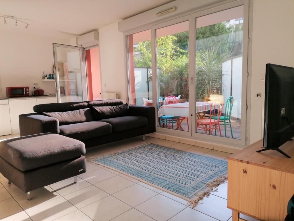 un soggiorno con divano e TV di 52m2,Terrace&Garage,near Part Dieu station,Lyon Congress Center,Parc Têted'Or a Villeurbanne