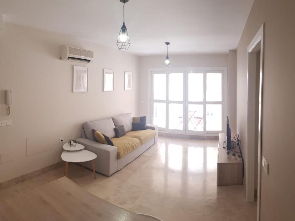 - un salon blanc avec un canapé et une table dans l'établissement Stylish apartment in Portofino, near the beach and bars, à Almerimar