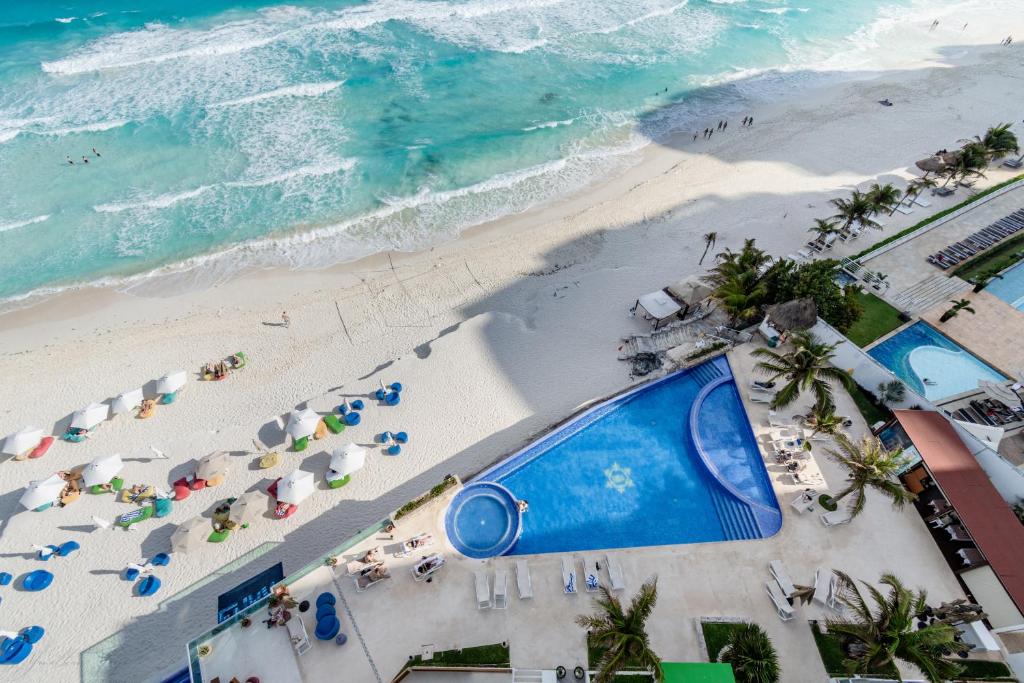 een uitzicht over een strand met stoelen en parasols bij Ocean Dream Cancun by GuruHotel in Cancun