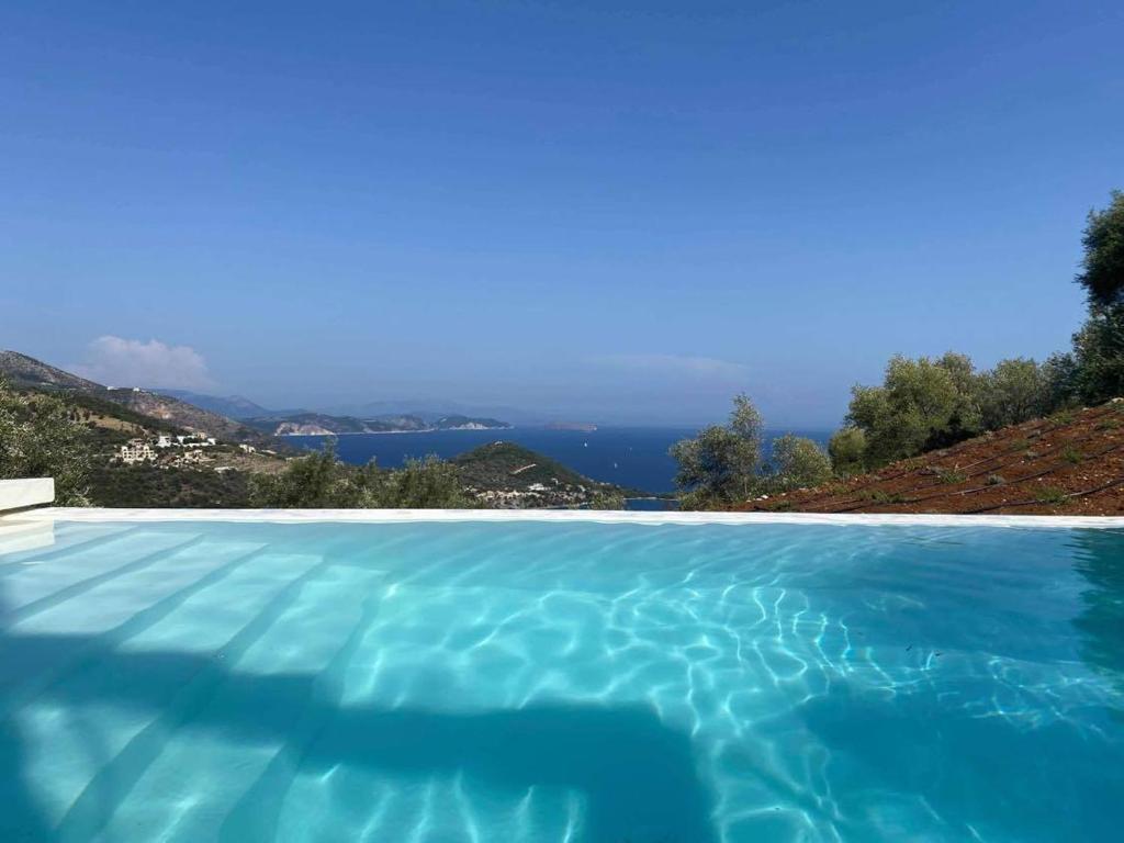 einen Pool mit Meerblick in der Unterkunft The Bower Sivota Bay in Syvota