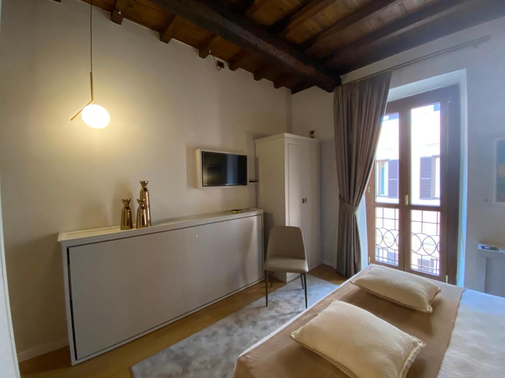 a living room with a tv and a coffee table at Rhona's Rooms in Rome