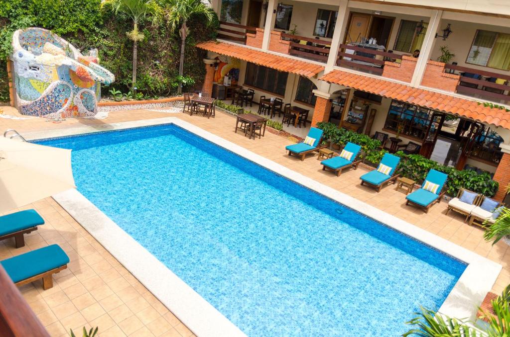 Bazén v ubytování La Sabana Hotel Suites Apartments nebo v jeho okolí