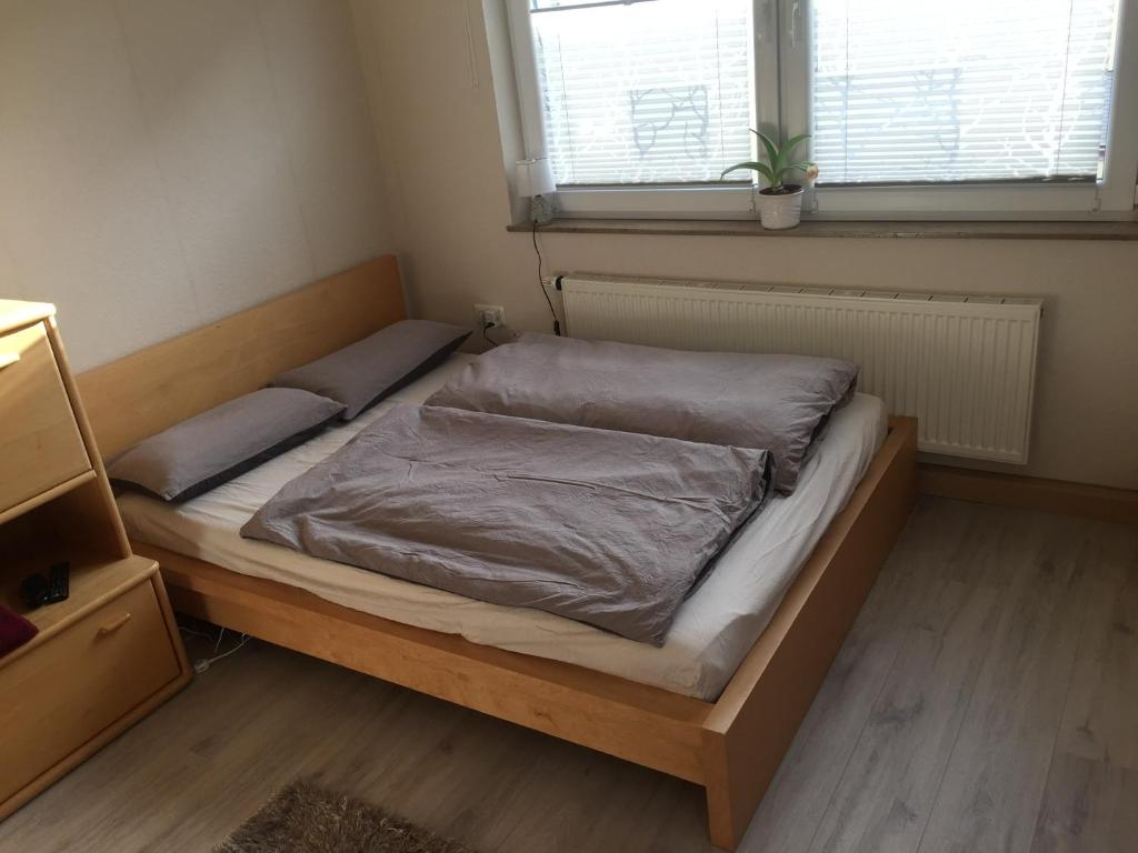 - une chambre avec un lit et 2 oreillers dans l'établissement Chill out 2, à Sulzbach am Main
