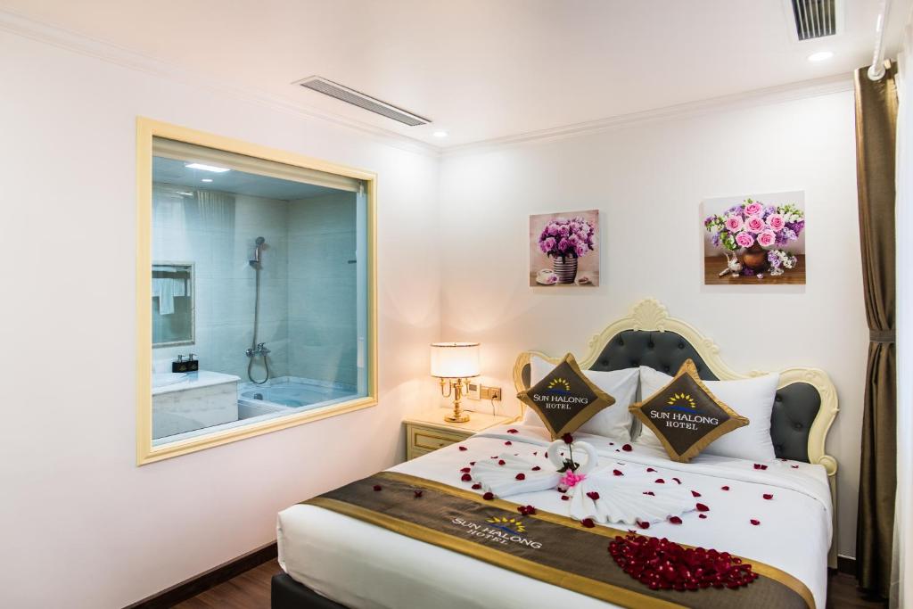Giường trong phòng chung tại Sun Ha Long hotel