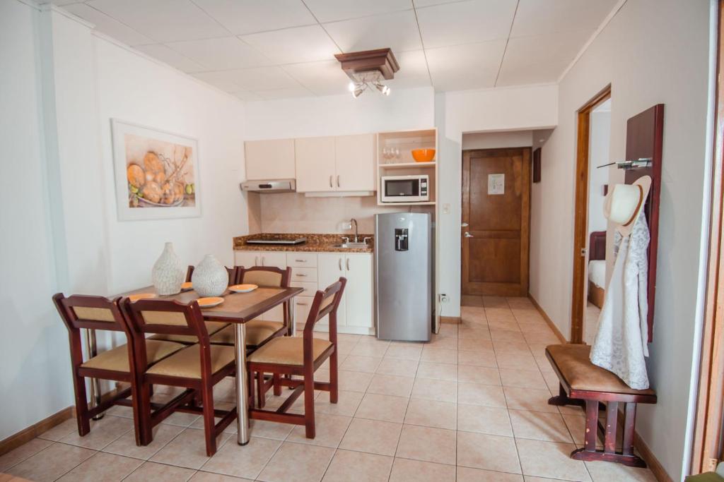 Kuchyň nebo kuchyňský kout v ubytování La Sabana Hotel Suites Apartments