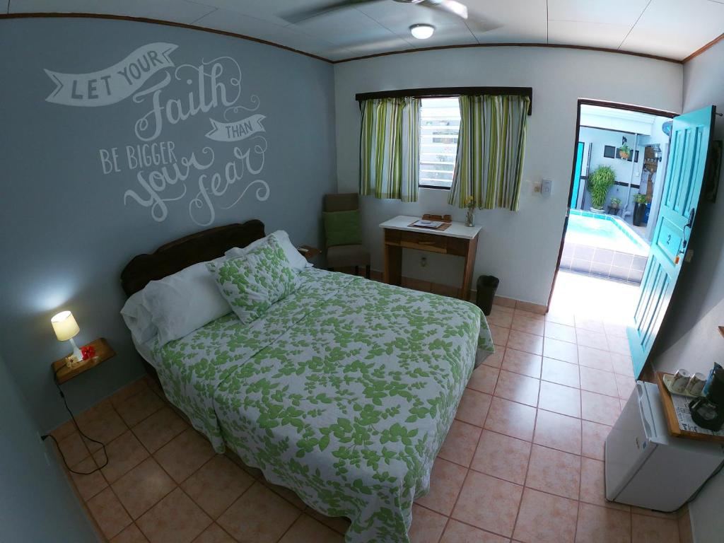 Postel nebo postele na pokoji v ubytování Hotel Perico Azul & Surf Camp