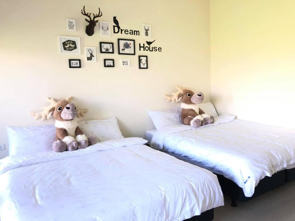 Postel nebo postele na pokoji v ubytování Elk Kitten Homestay