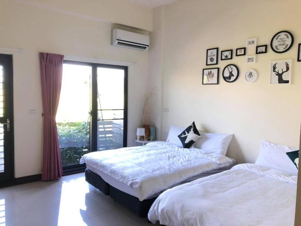 Postel nebo postele na pokoji v ubytování Elk Kitten Homestay