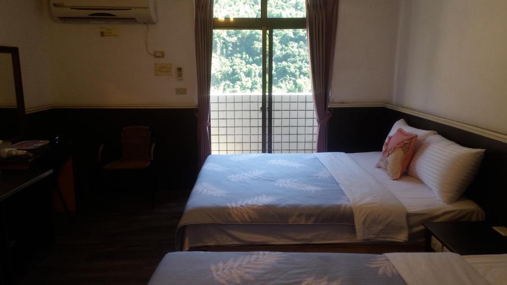 Zhiben Hot Spring Hsiao Hotel - Chambre Quadruple Avec Salle De Bain