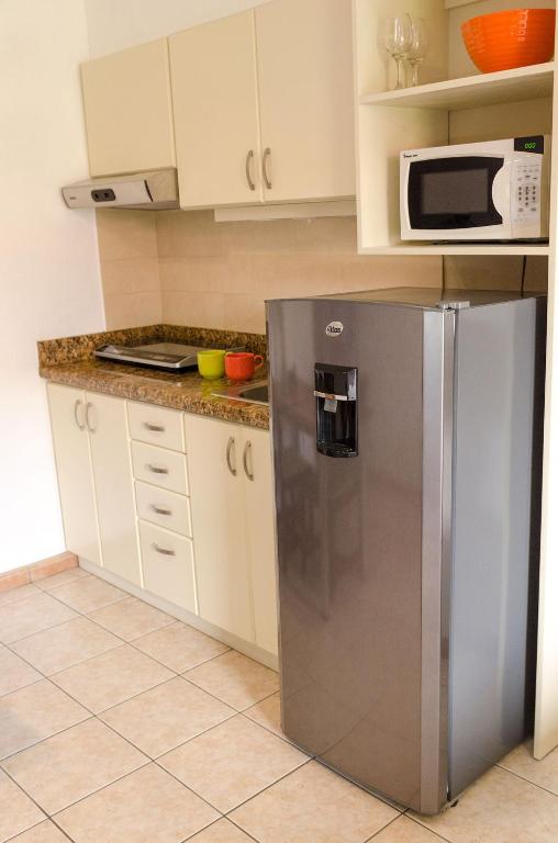Kuchyň nebo kuchyňský kout v ubytování La Sabana Hotel Suites Apartments