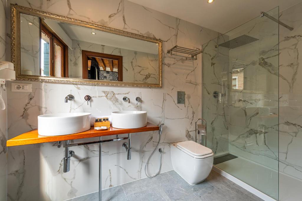 a bathroom with two sinks and a shower at Domus Superior in Venice