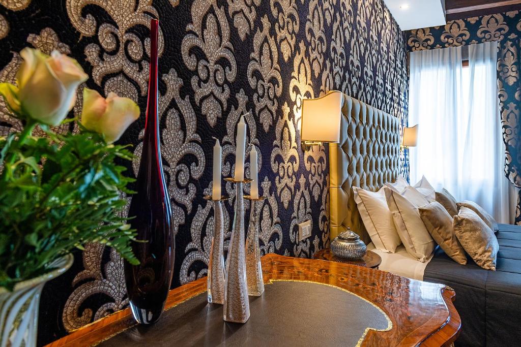 a living room with a couch and a table at Domus Superior in Venice