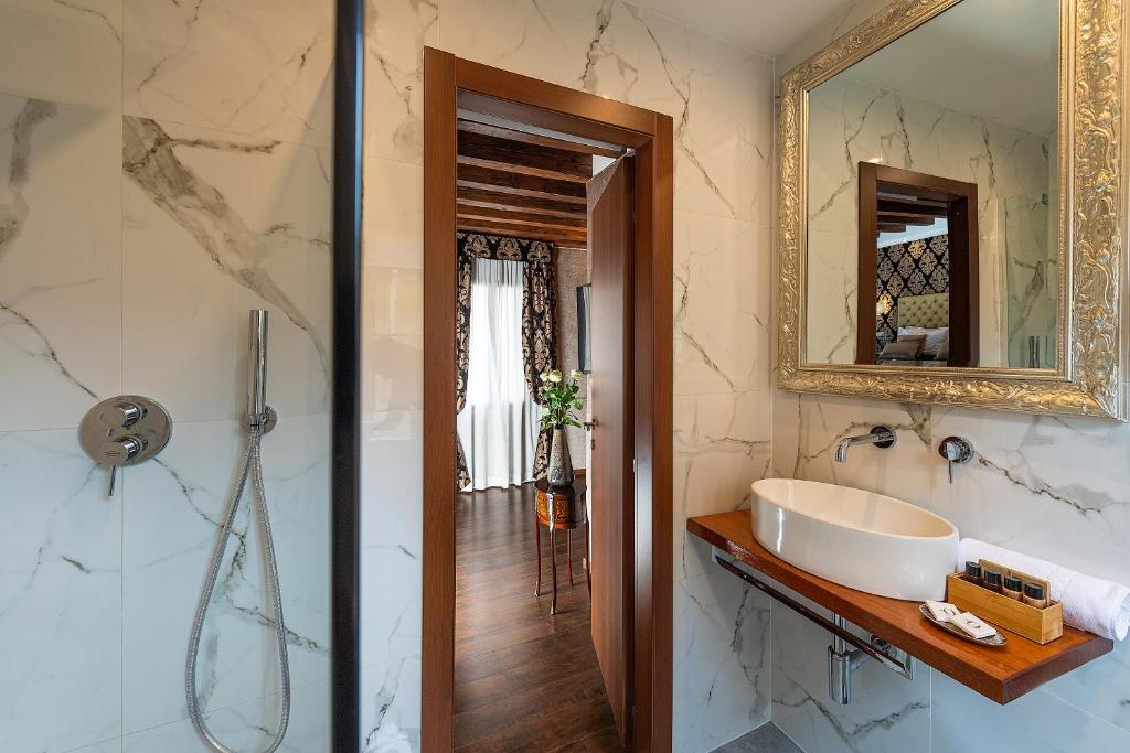 a bathroom with a sink and a mirror at Domus Superior in Venice