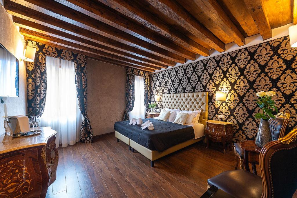 a bedroom with a bed in a room at Domus Superior in Venice