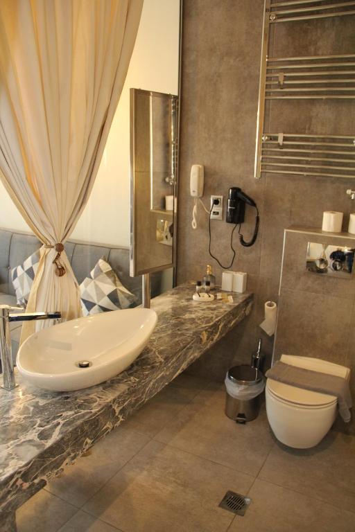 Koupelna v ubytování Alexiou Hotel