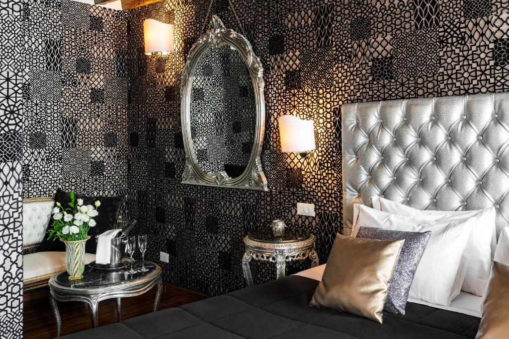 a hotel room with a bed and a mirror at Domus Superior in Venice