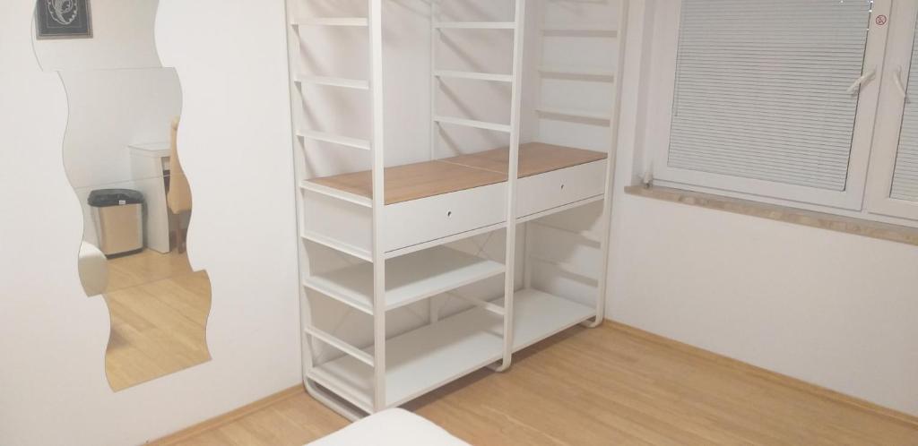 Palanda nebo palandy na pokoji v ubytování Love 2 Solkan
