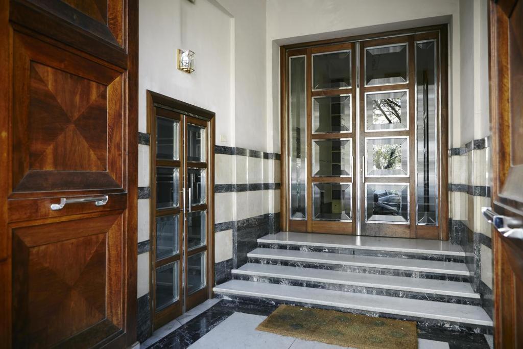 un couloir avec des escaliers, une porte et une fenêtre dans l'établissement 21 Aprile Accommodation, à Rome
