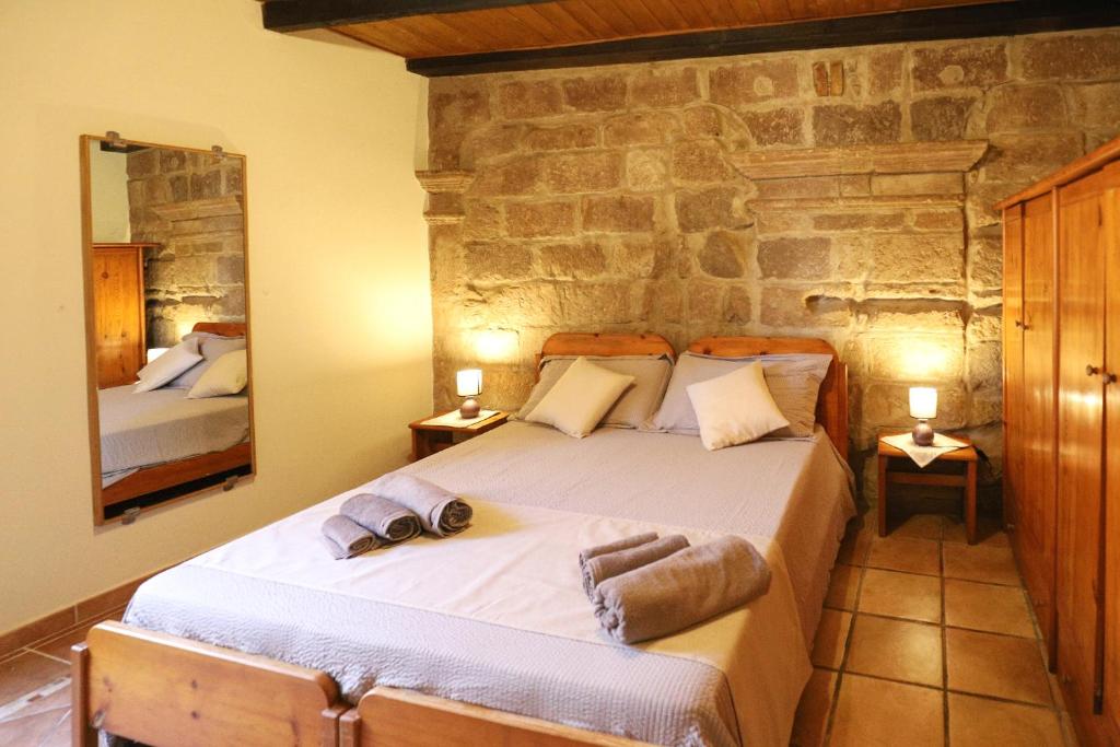 um quarto com uma cama com toalhas em La favola antica em Castelsardo