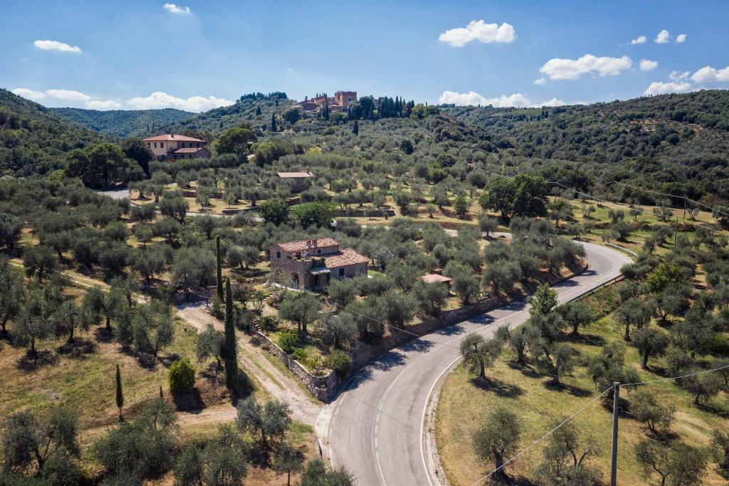 una vista aérea de una casa y una carretera en Il Poggio Dell'Eremita, en Rigomagno