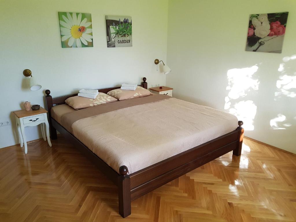- un grand lit dans une chambre dotée de parquet dans l'établissement Apartment Alemina 3min away from center, à Cazin