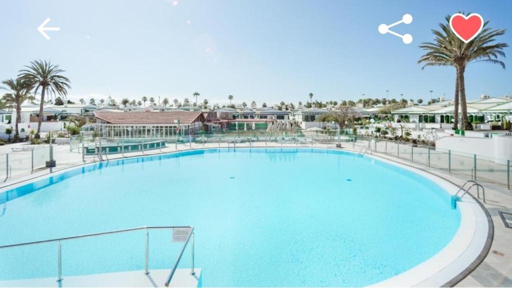 duży basen w ośrodku z sercem w obiekcie Bungalow con piscina Maspalomas w mieście Maspalomas
