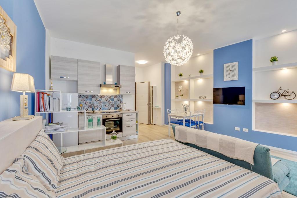 費拉拉的住宿－Cortevecchia#13，一间设有蓝色墙壁和沙发的大客厅
