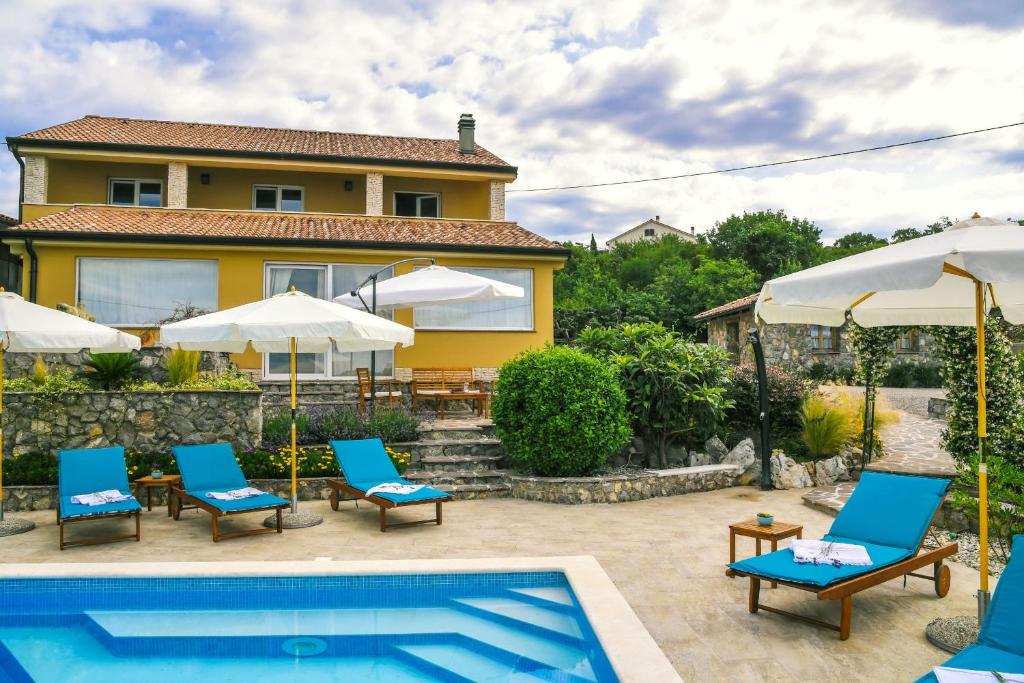 Bazén v ubytovaní *****Pool house with beautiful seaview,big garden and old tavern***** alebo v jeho blízkosti