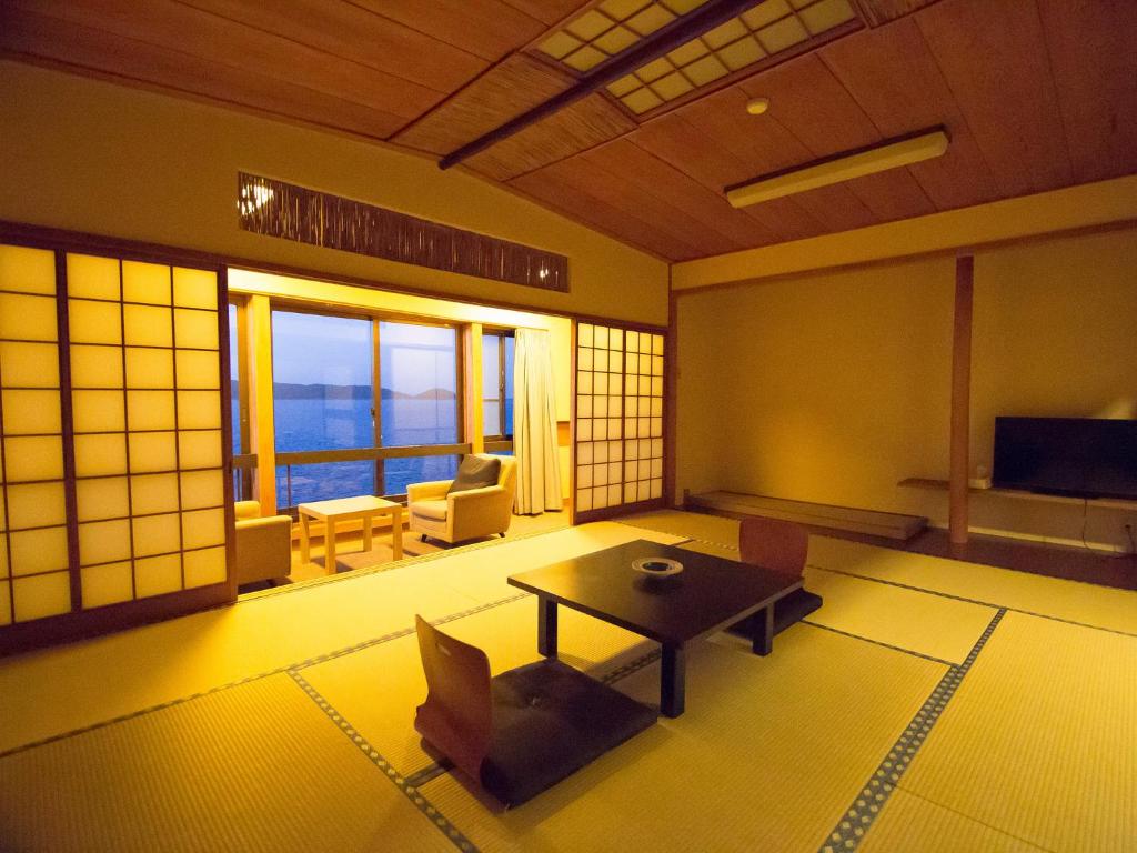 TV a/nebo společenská místnost v ubytování Wakayama Kada Onsen Kada Kaigetsu (ex. Azumaya Seaside Hotel)