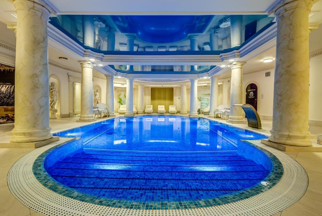 Bazén v ubytování Pałacyk Otrębusy Business & Spa nebo v jeho okolí