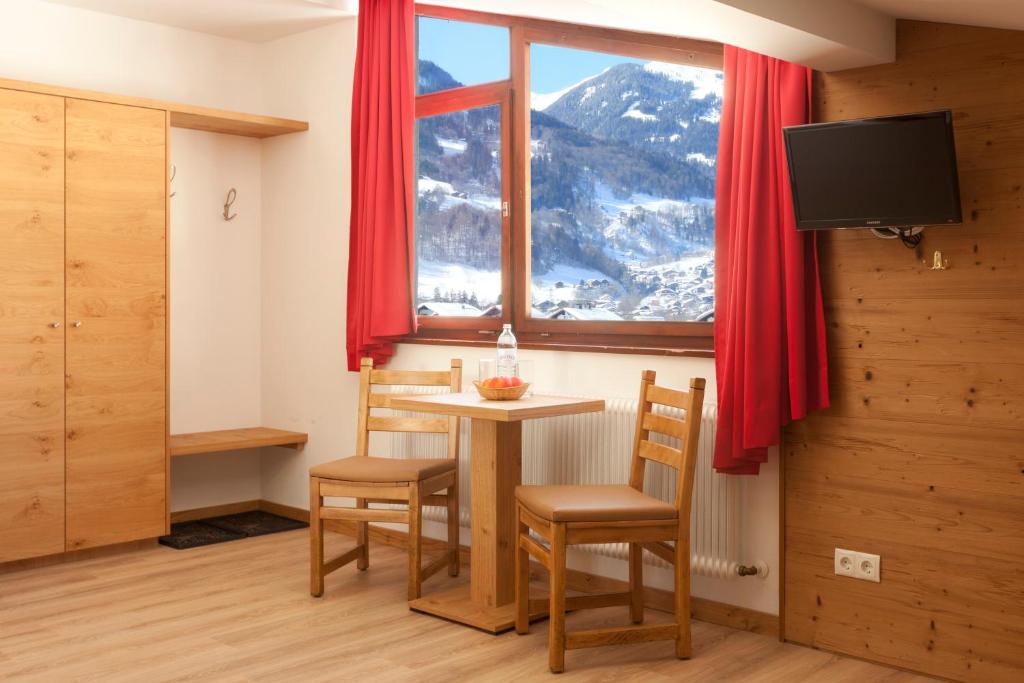 TV a/nebo společenská místnost v ubytování Hochjochstöbli B&B Alpine Easy Stay