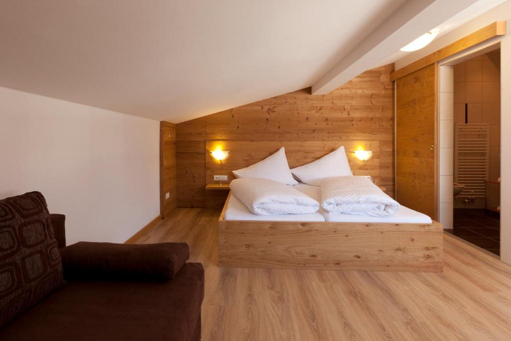 Postel nebo postele na pokoji v ubytování Hochjochstöbli B&B Alpine Easy Stay